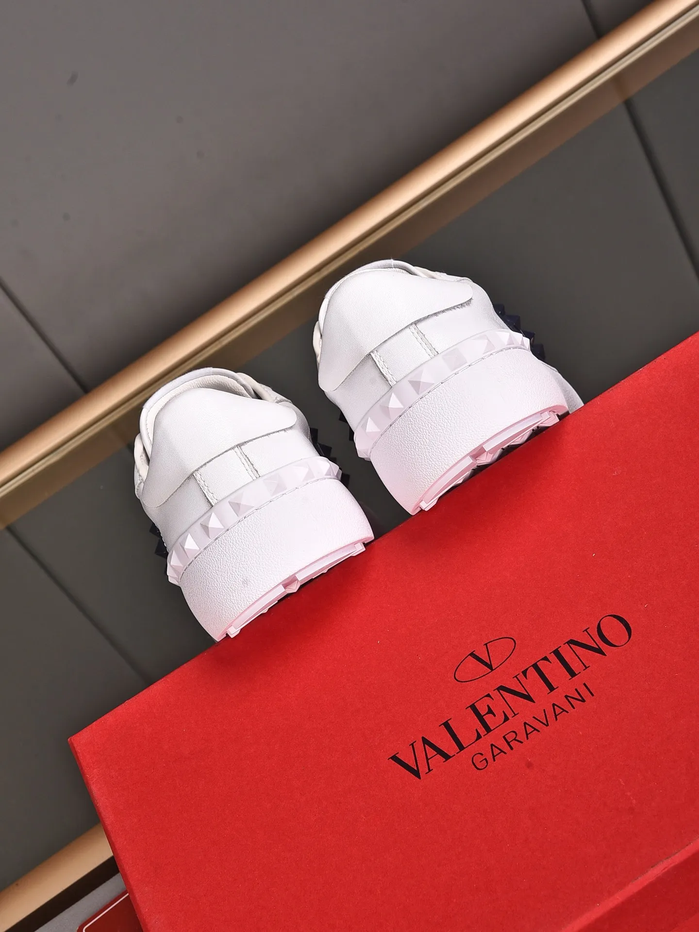 Men's shoes 440💰 (men and women couples) Valentino classic color matching series casual shoes. Made with heavy craftsmanship, good products pay attention to every detail. A must-have trendy item that can be worn all year round, it has been worn by many celebrities and Internet celebrities~~Imported cowhide surface, unique design concept, sheepskin lining, counter quality. Women’s clothing 35-40. Men’s clothing 39-44, 45-46 (returns and exchanges are not supported for custom-made items)